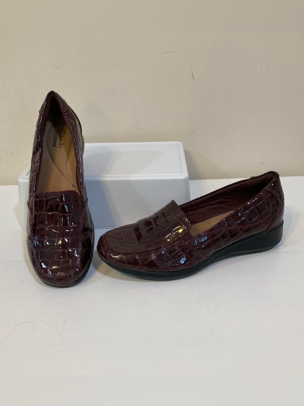Clarks Collection Sz 7 Womens Loafers Croc Print Burgundy Slip On Shoes Comfort